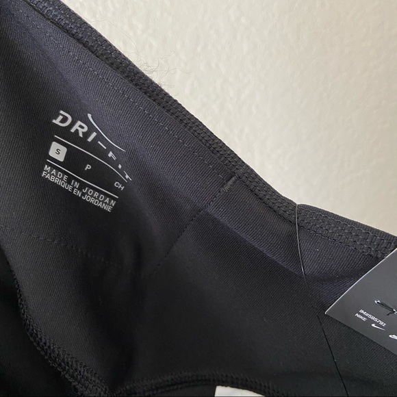 Nike Dri-Fit Tight Fit Training Capris Small New - Picture 8 of 9